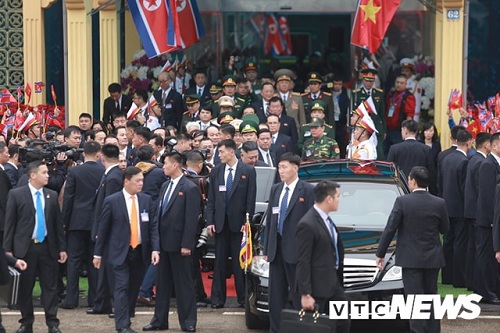 Ông Kim Jong-un lên xe về Hà Nội. 